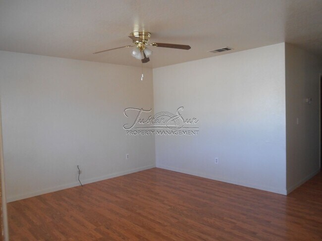 Foto del edificio - North Redding Home with 2 Car Garage