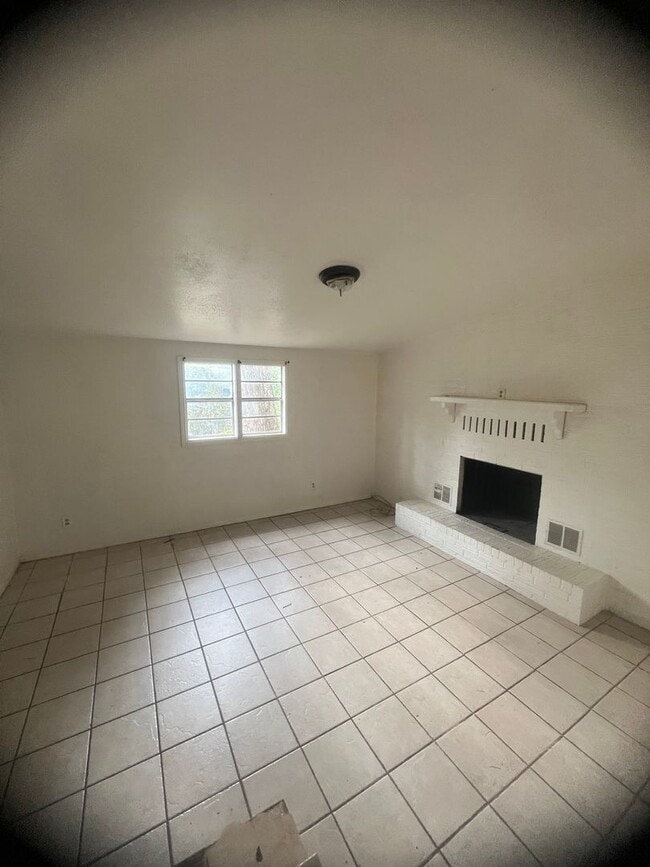 Building Photo - 4 Bedroom House