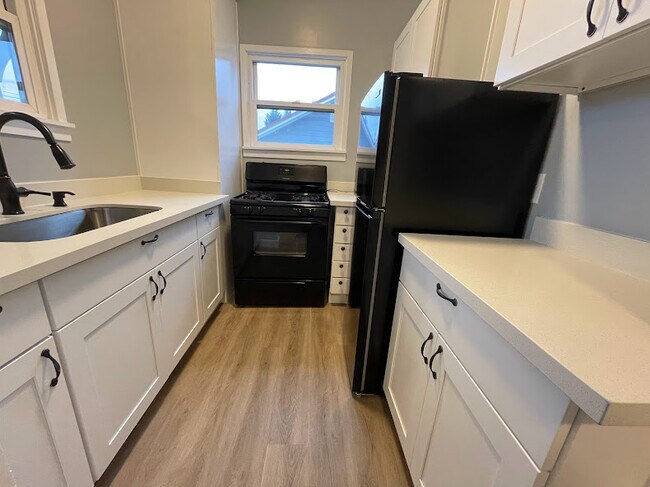KITCHEN - 430 Avenue E