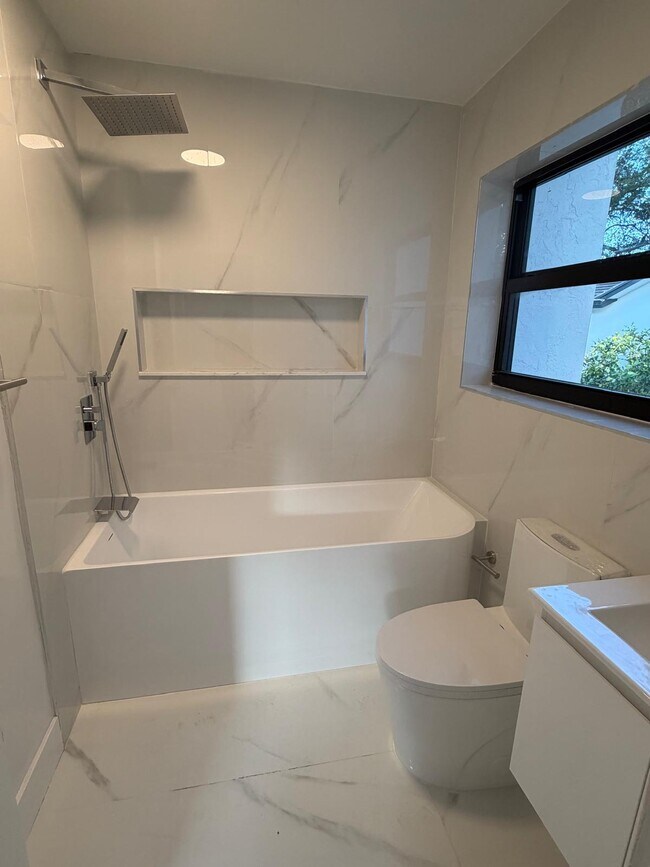 Baño privado para invitados - 5740 SW 33rd Ter