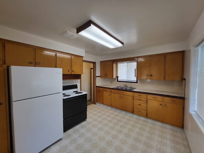 Building Photo - 176 4th St
