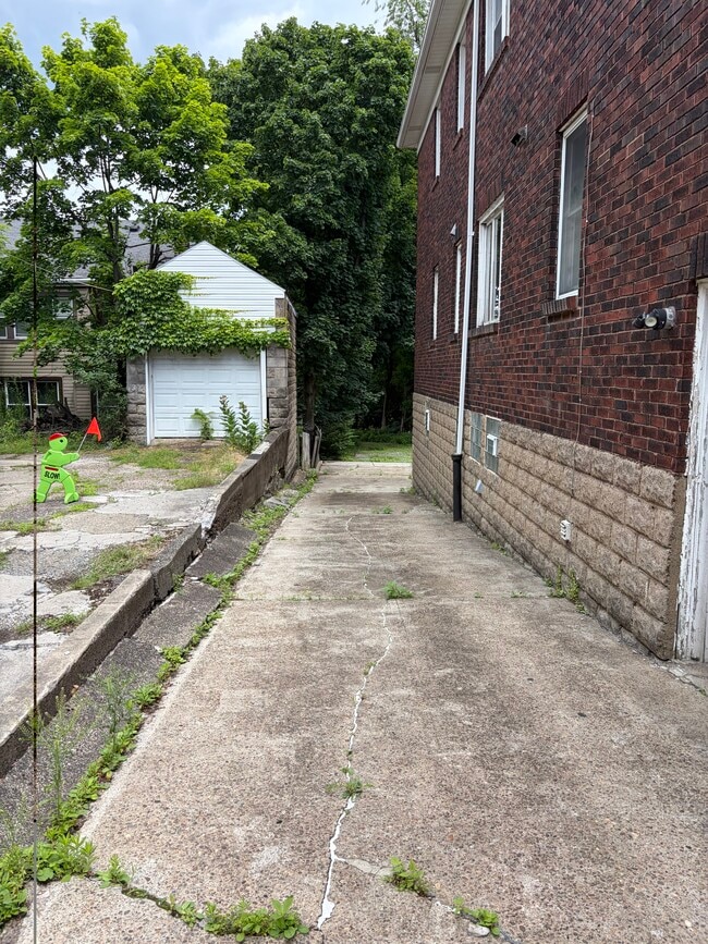 Building Photo - 5718 Munhall Rd