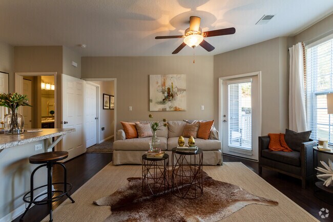 1BD, 1HAB - 770 ft² - Sala de estar - The Outlook at Greystone Apartment Homes