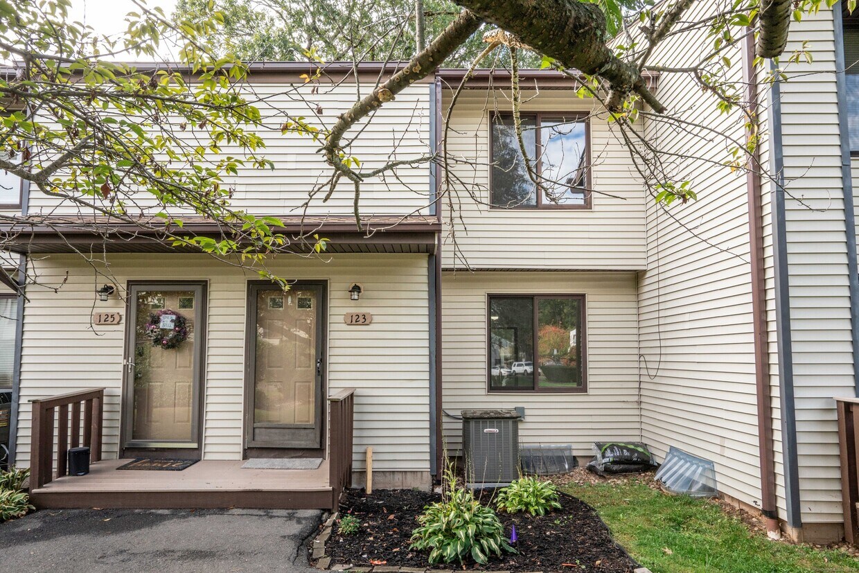 Foto principal - 123 Cottonwood Rd