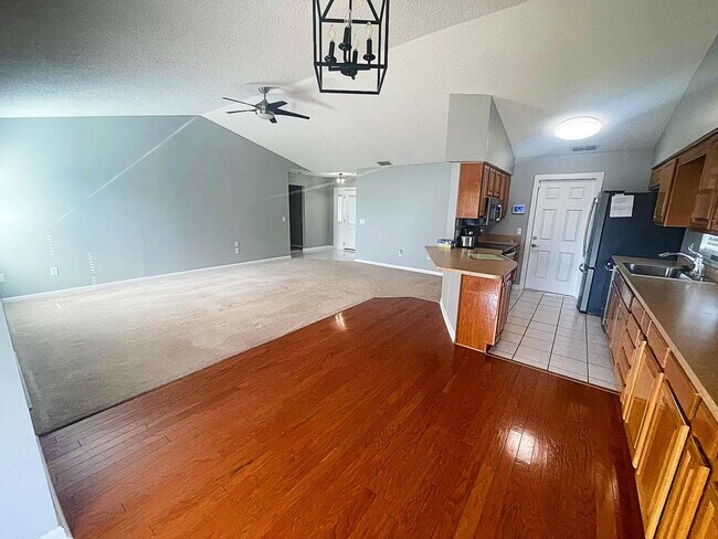 Building Photo - Gorgeous Spacious 3-Bedroom, 2-Bathroom Home
