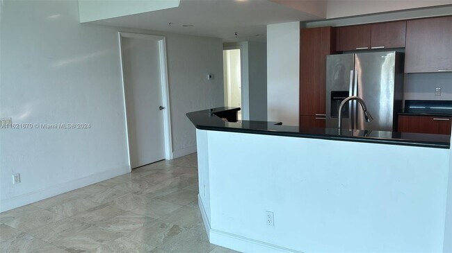 Foto del edificio - 14951 Royal Oaks Ln