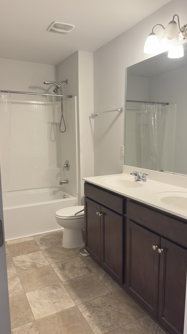 Building Photo - 809 Foxdale Dr