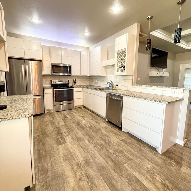 Foto del edificio - AVAILABLE 2 WEEKS FROM APPROVAL - Custom H...