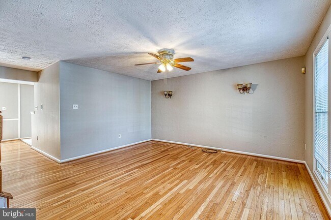 Building Photo - 421 Woodhill Dr