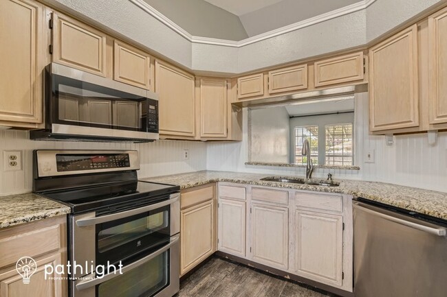 Building Photo - 505 N Kreymer Ln