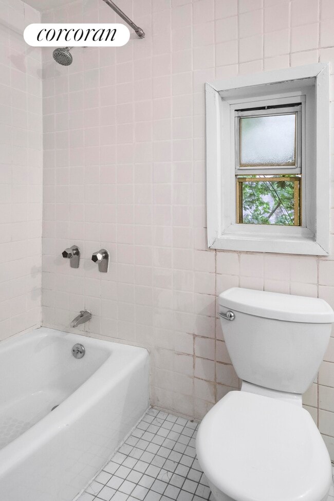 Building Photo - 305 W 90th St