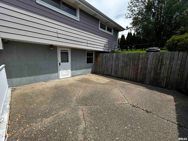 Building Photo - 2114 W Westbrook Dr