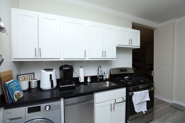 Building Photo - 648 W Roscoe St