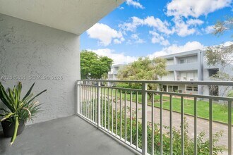 Building Photo - 9369 Fontainebleau Blvd