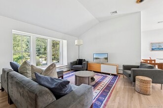 Building Photo - 35 Bayberry Ln Building Photo - 35 Bayberry Ln