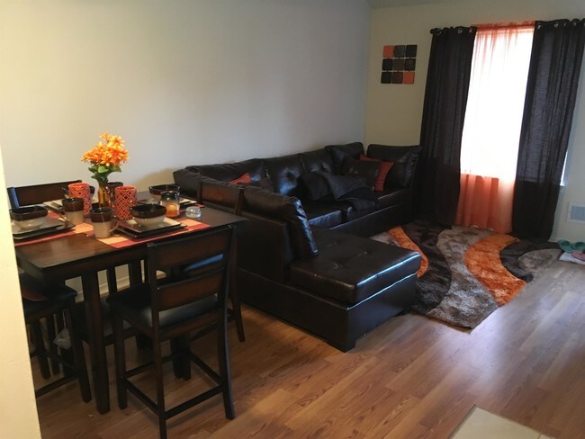 Foto del edificio - 8118 Creekwood Dr