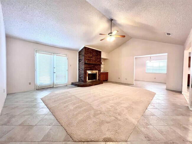 Foto del edificio - Beautiful 3-Bedroom Home with Bonus Back House w AC in Lewisville!