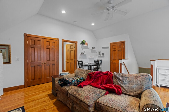 Foto del edificio - 136 Edwards St