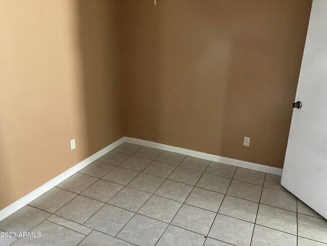 Foto del edificio - 1750 E Oak St