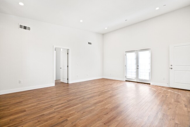 Building Photo - 1541 Ricardo Street, Unit 2