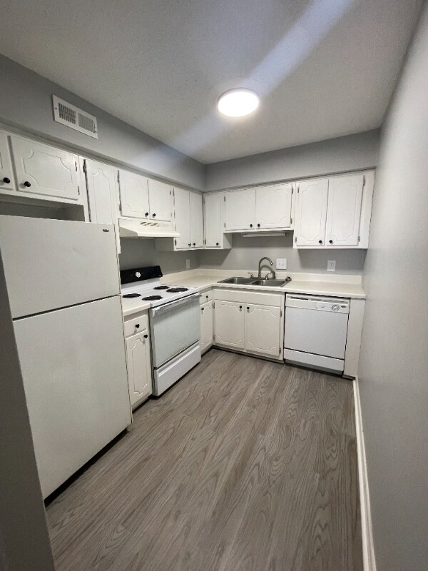 Primary Photo - 200 Carmen Ave