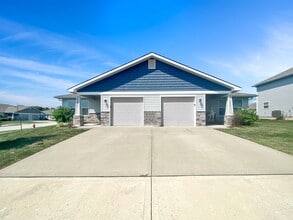 Building Photo - 215 SW Marigold St