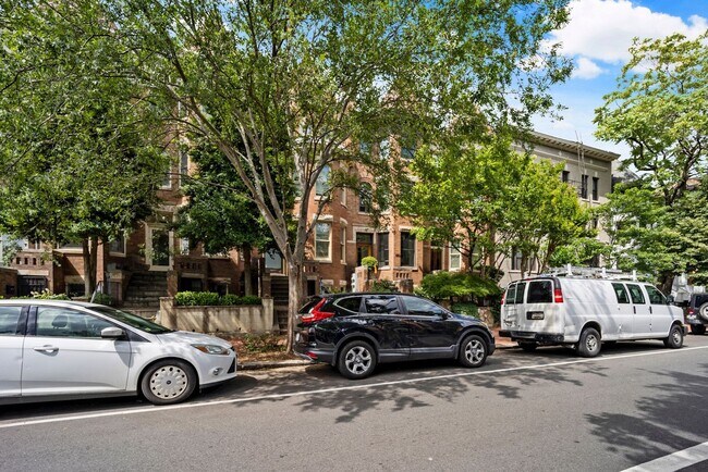 Foto del edificio - Sunlit & Fully Updated 2BR/1BA Condo in the Heart of U Street Corridor