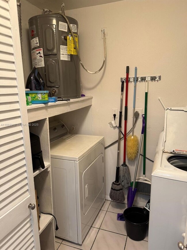 Building Photo - 824 SW 12th Ct