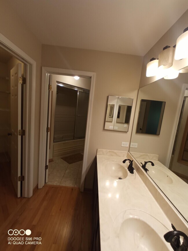 Building Photo - 2544 Live Oak Ln