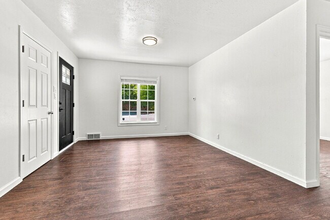 Foto del edificio - $1,545.95, 2-bed, 1-bath home in Brighton with a large fenced backyard.