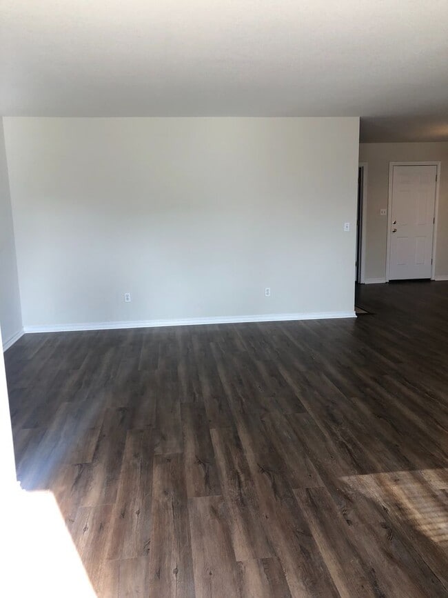 Foto del edificio - Full Brick 3 bed 2 bath 2 car Garage with fenced back yard! All new paint, Flooring, appliances!!