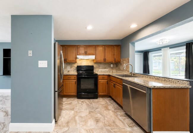 Building Photo - 2055 Hyatt Dr