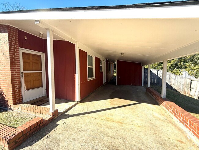 Foto del edificio - ** 3 bed 1 bath located in Forest Hills ** Call 334-366-9198 to schedule a self showing