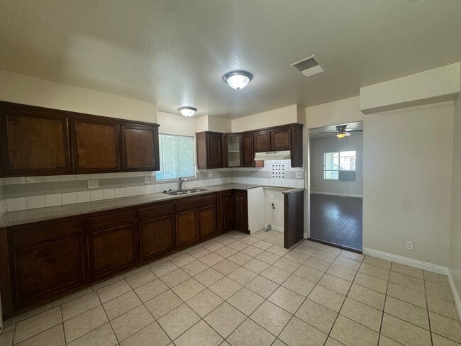 Building Photo - Adorable 2 bedroom home in Oildale!
