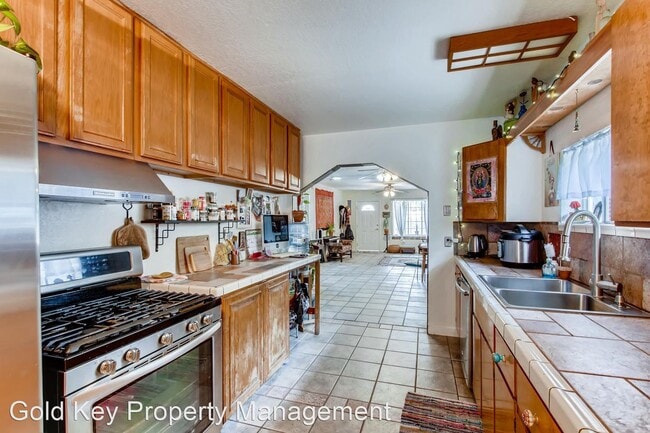 Building Photo - 2 br, 2 bath House - 724 Iowa Street