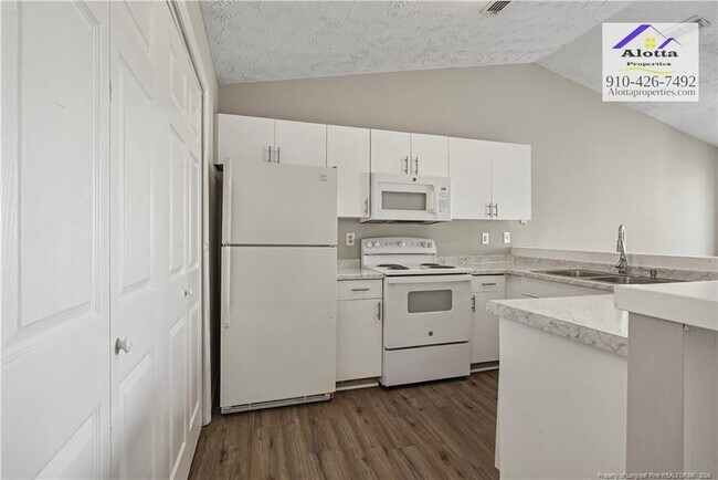 Foto del edificio - 6800 Willowbrook Dr