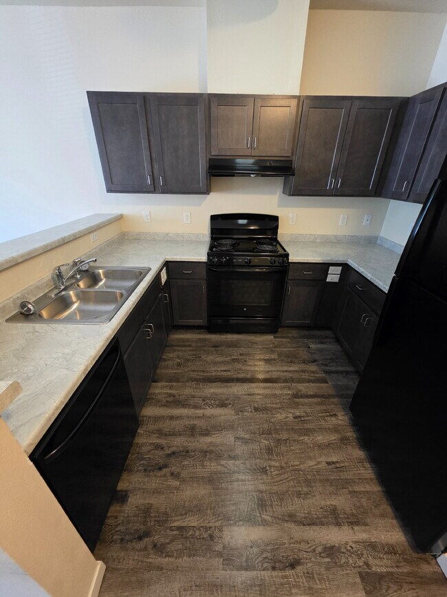 Foto del edificio - *HANDICAP ACCESSIBLE UNIT* 1 Bedroom | 1 Bathroom Lower Level Apartment Unit Available RIGHT NOW!