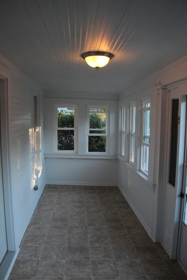 Building Photo - 821 Lake St