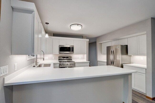 Building Photo - 7653-7655 Farmington Way