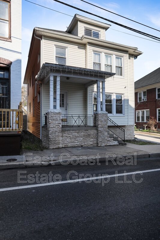 217 N Locust St Unit 3, Hagerstown, MD 21740 Condo for Rent in