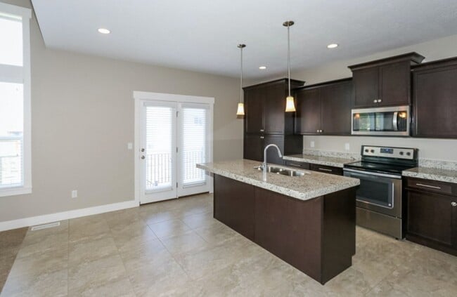 Foto del edificio - Beautiful Taylorsville Townhouse