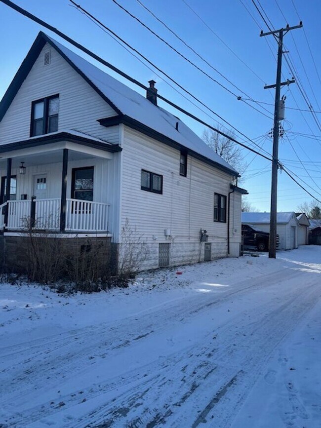 Foto del edificio - 3 bedroom, 2.5 bath - Modern Home in Wyandotte!