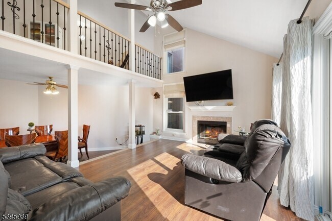 Foto del edificio - 4141 Bloomingdale Dr