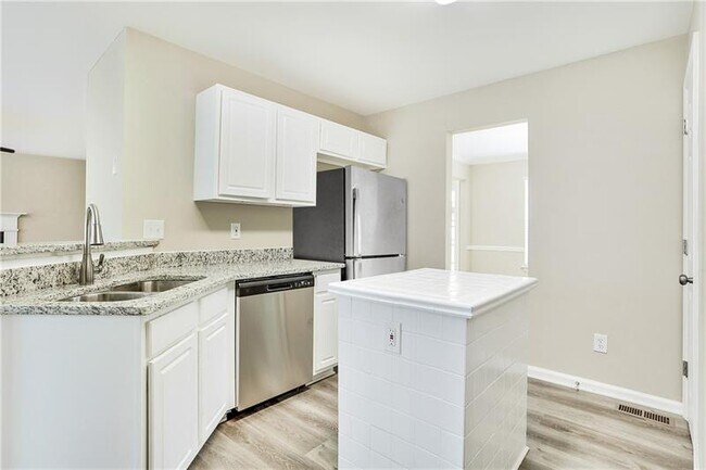 Building Photo - 3375 River Mill Ln