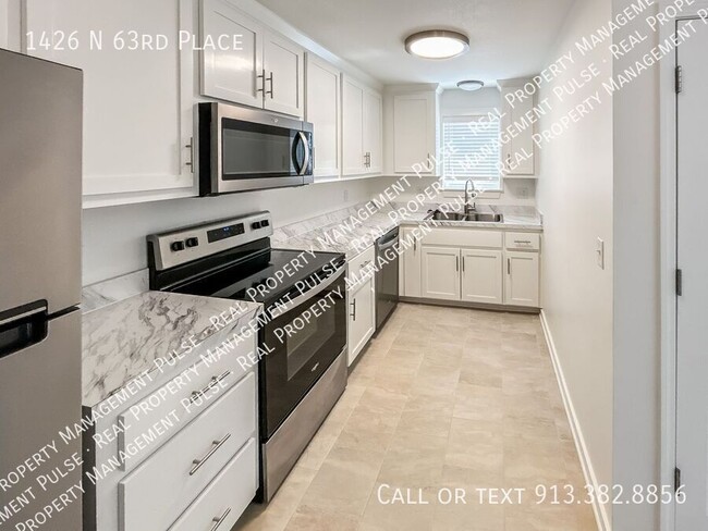 Foto del edificio - Freshly Remodeled 2BR/1.5 BA Duplex in KCK