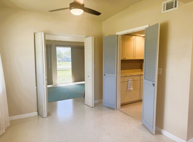 Building Photo - Beautifully Renovated 2 Bedroom + Bonus Room Home on a Corner Lot in North Port!