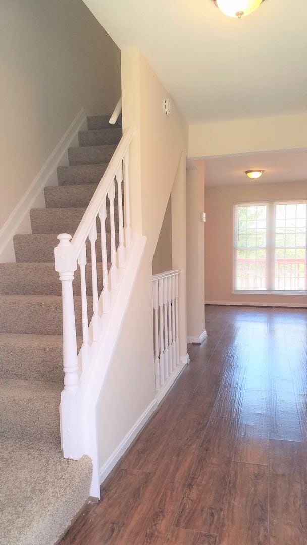 Building Photo - End Unit townhouse in established Frederick neighborhood ready for you!