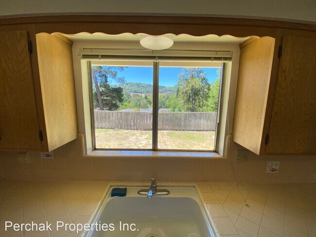 Building Photo - 4 br, 2 bath House - 6 Thorndale Place