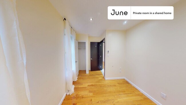 Foto del edificio - Private bedroom in 4 bed/1 bath Home