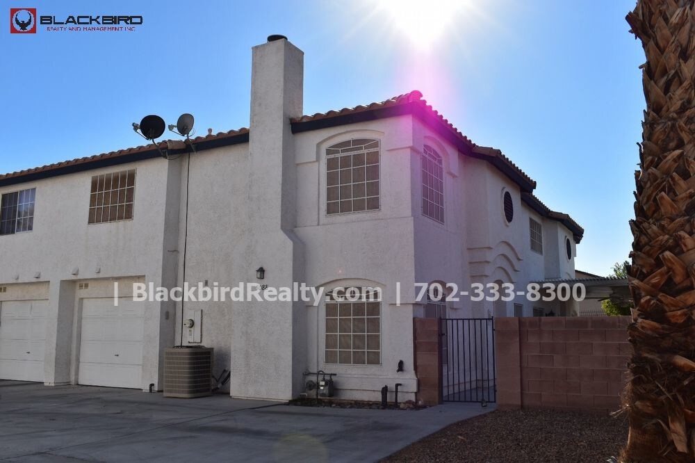 3 Bedroom Townhome in Gated Community Townhome Rentals in Las Vegas